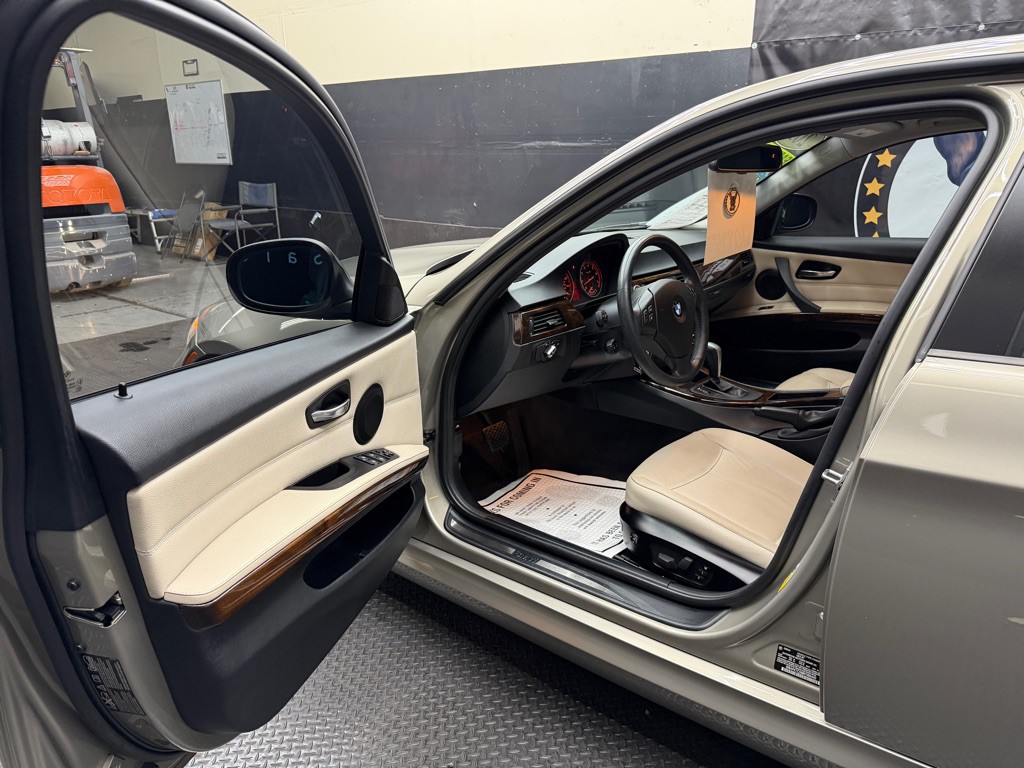 2011 BMW 3 Series Image 6