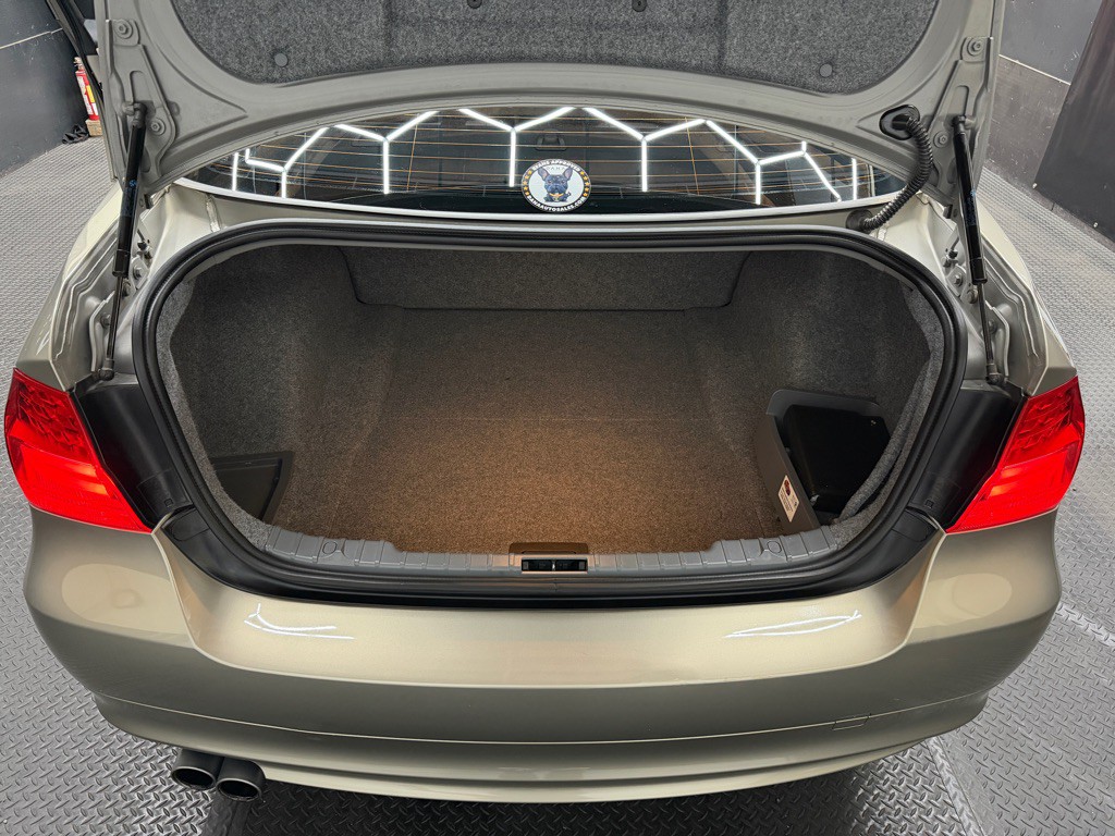 2011 BMW 3 Series Image 9