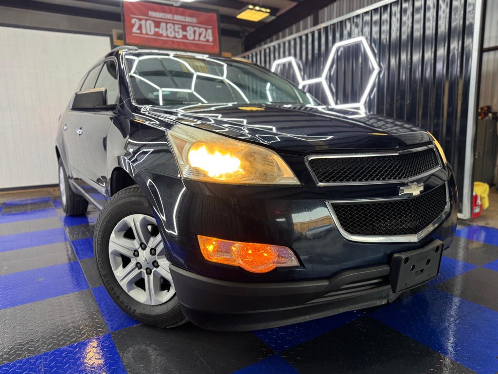 2010 Chevrolet Traverse Image 2