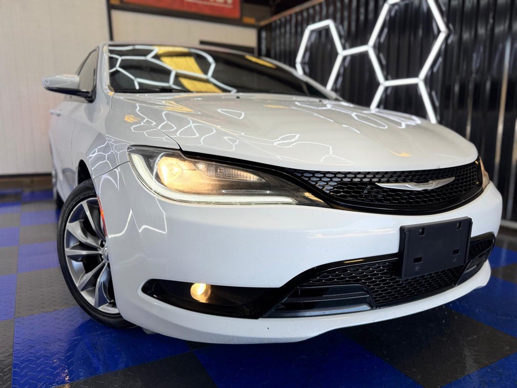2015 Chrysler 200 Image 1