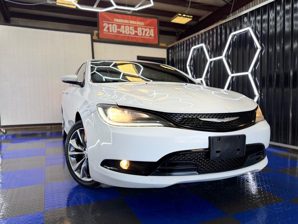 2015 Chrysler 200 Image 2