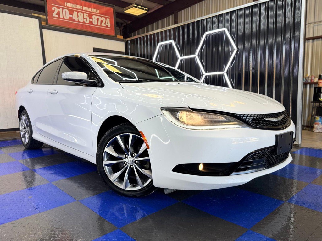 2015 Chrysler 200 Image 4