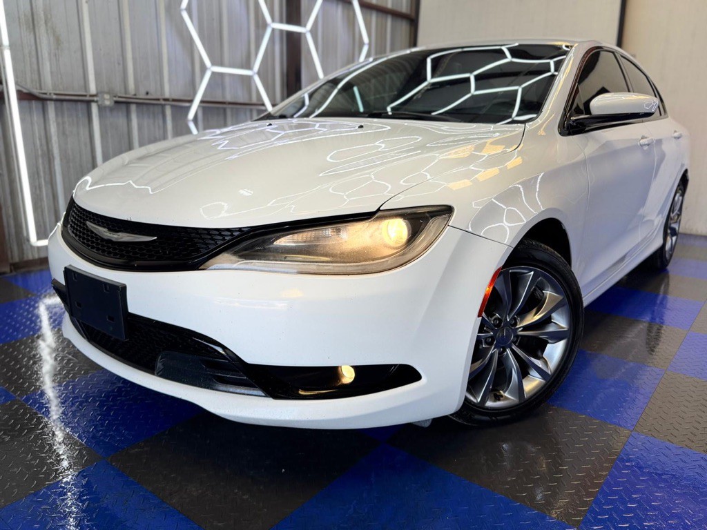 2015 Chrysler 200 Image 9