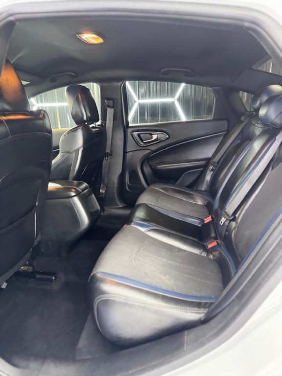 2015 Chrysler 200 Image 16