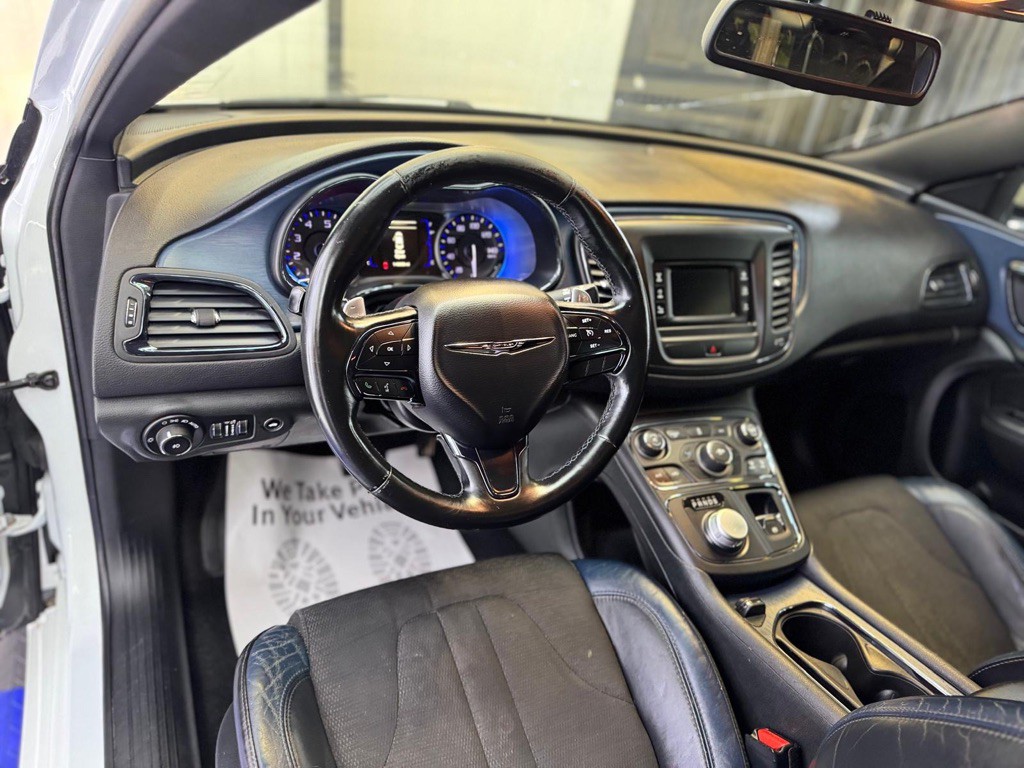 2015 Chrysler 200 Image 18