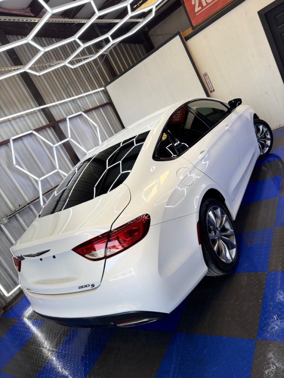 2015 Chrysler 200 Image 21