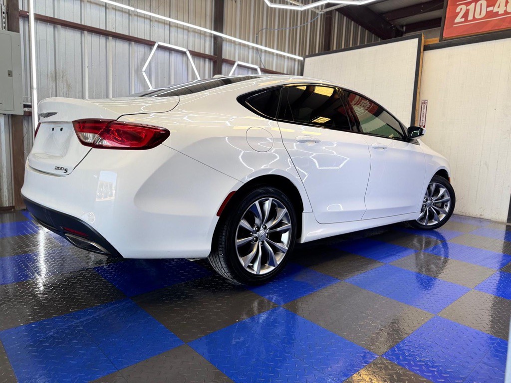 2015 Chrysler 200 Image 22