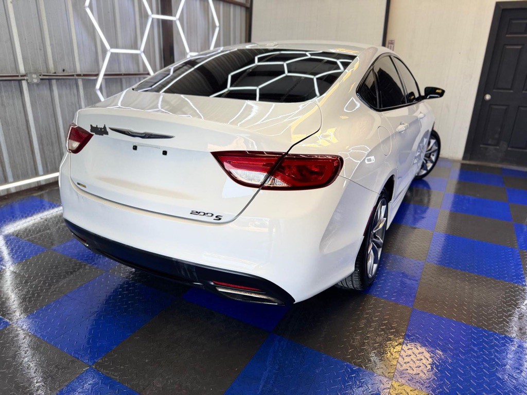 2015 Chrysler 200 Image 23