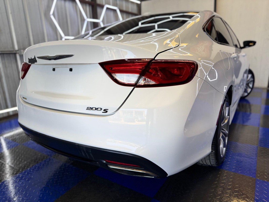 2015 Chrysler 200 Image 24
