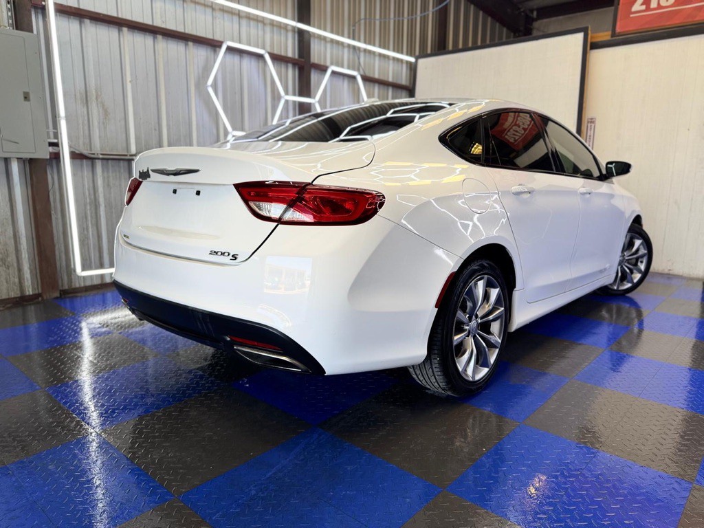2015 Chrysler 200 Image 25