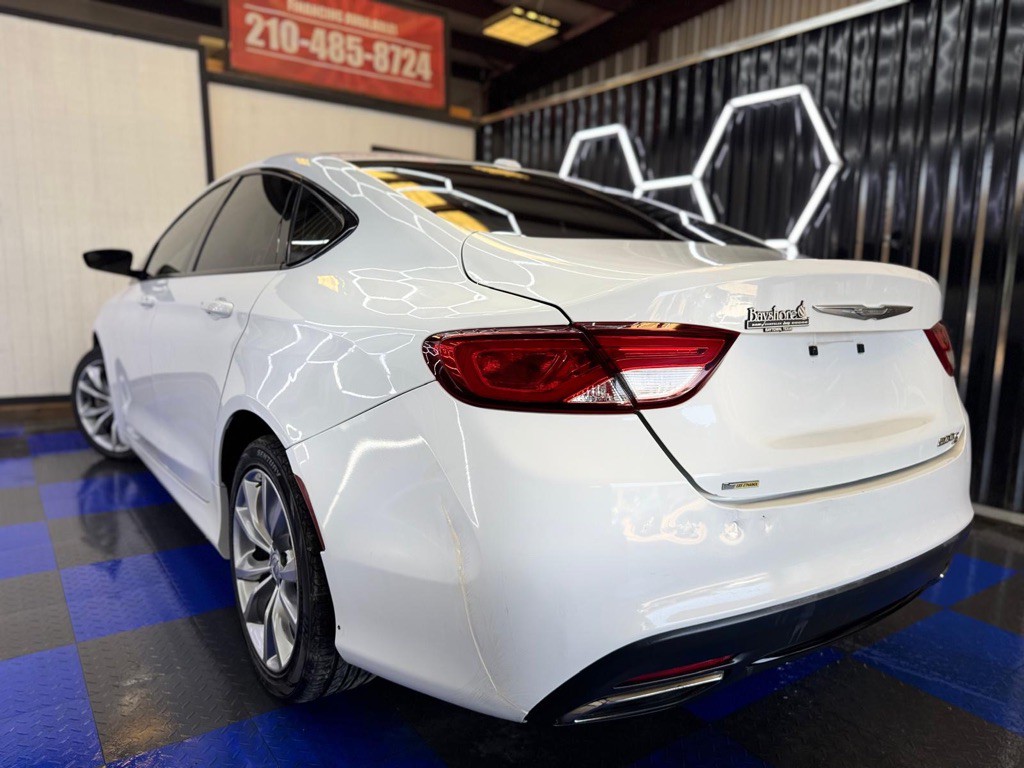 2015 Chrysler 200 Image 28