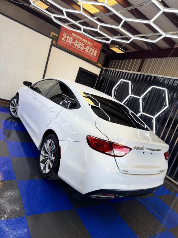 2015 Chrysler 200 Image 31