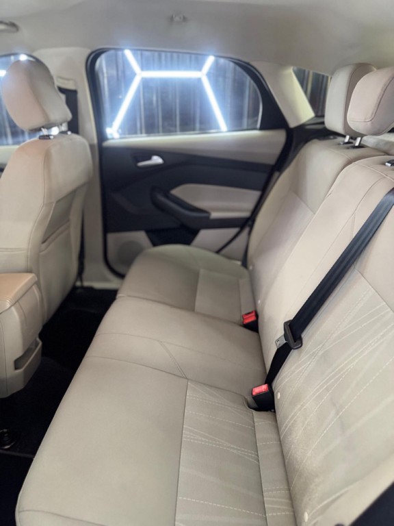 2017 Ford Focus Image 17