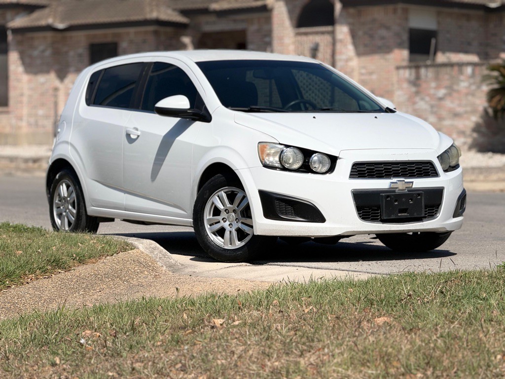 2016 Chevrolet Sonic Image 2