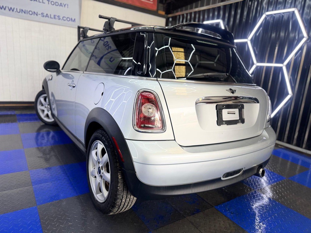 2009 MINI Cooper Image 5