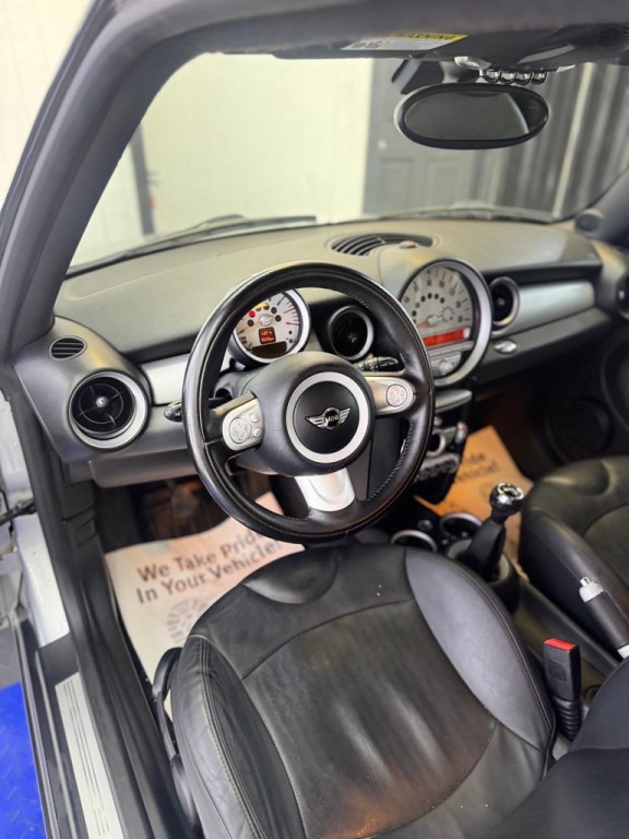 2009 MINI Cooper Image 7