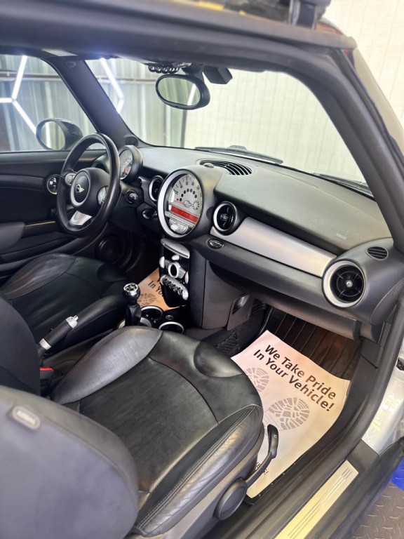 2009 MINI Cooper Image 11