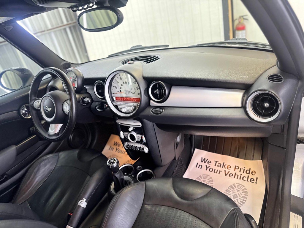 2009 MINI Cooper Image 14