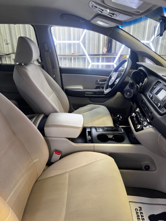 2016 Kia Sedona Image 11
