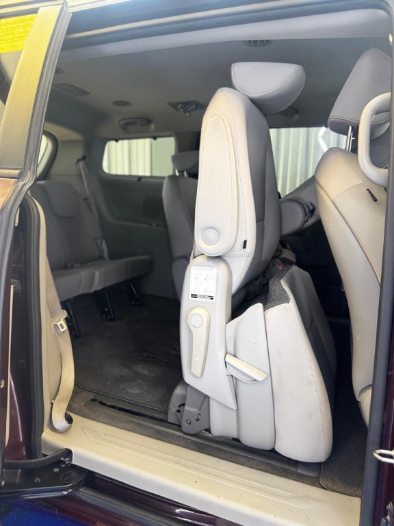 2016 Kia Sedona Image 13