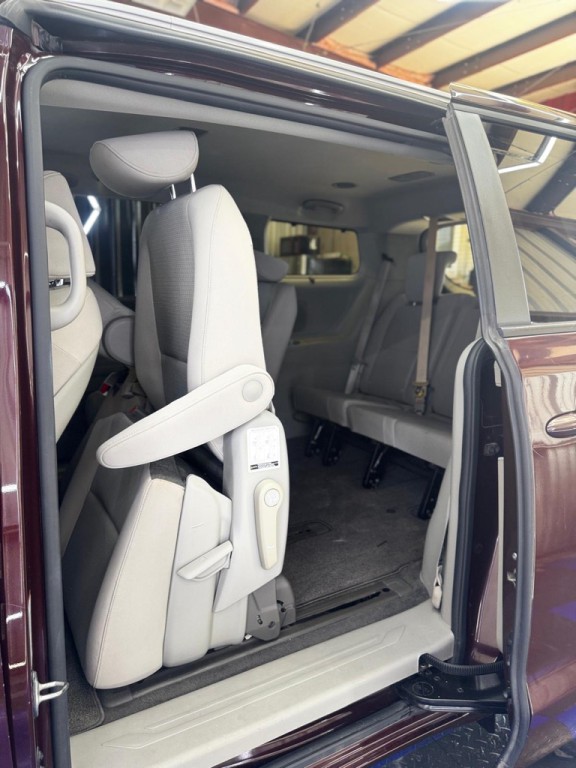 2016 Kia Sedona Image 18