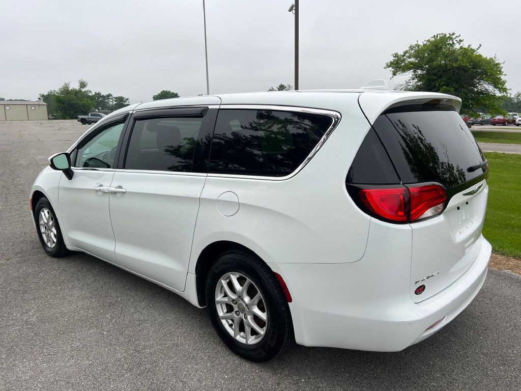 2017 Chrysler Pacifica Image 4