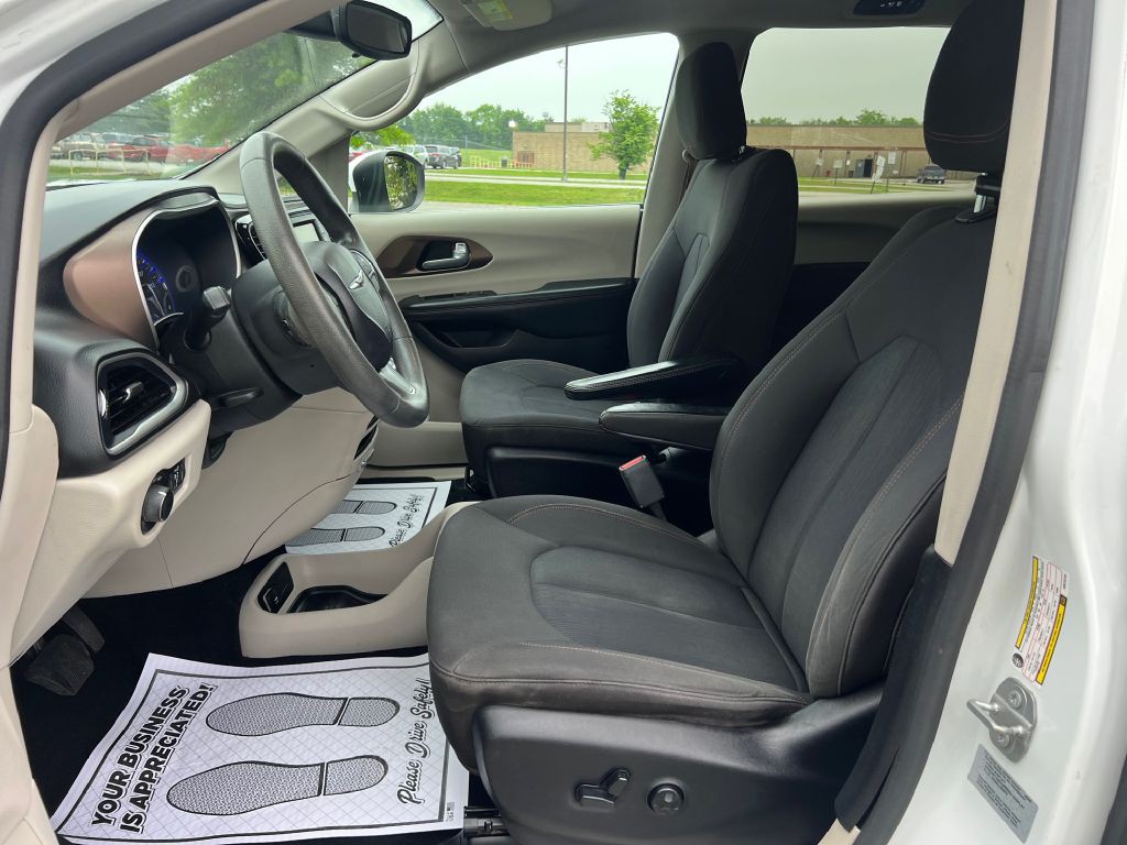 2017 Chrysler Pacifica Image 5