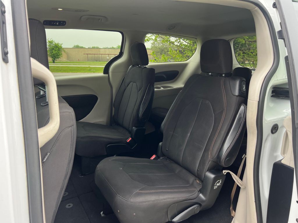 2017 Chrysler Pacifica Image 6