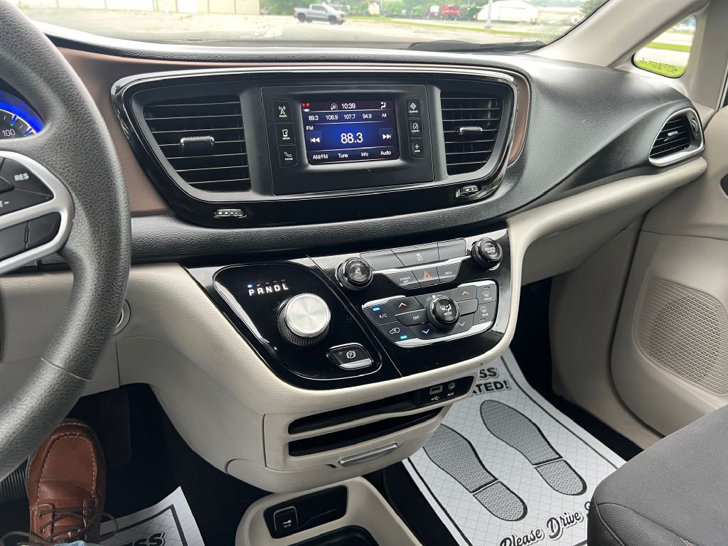 2017 Chrysler Pacifica Image 9