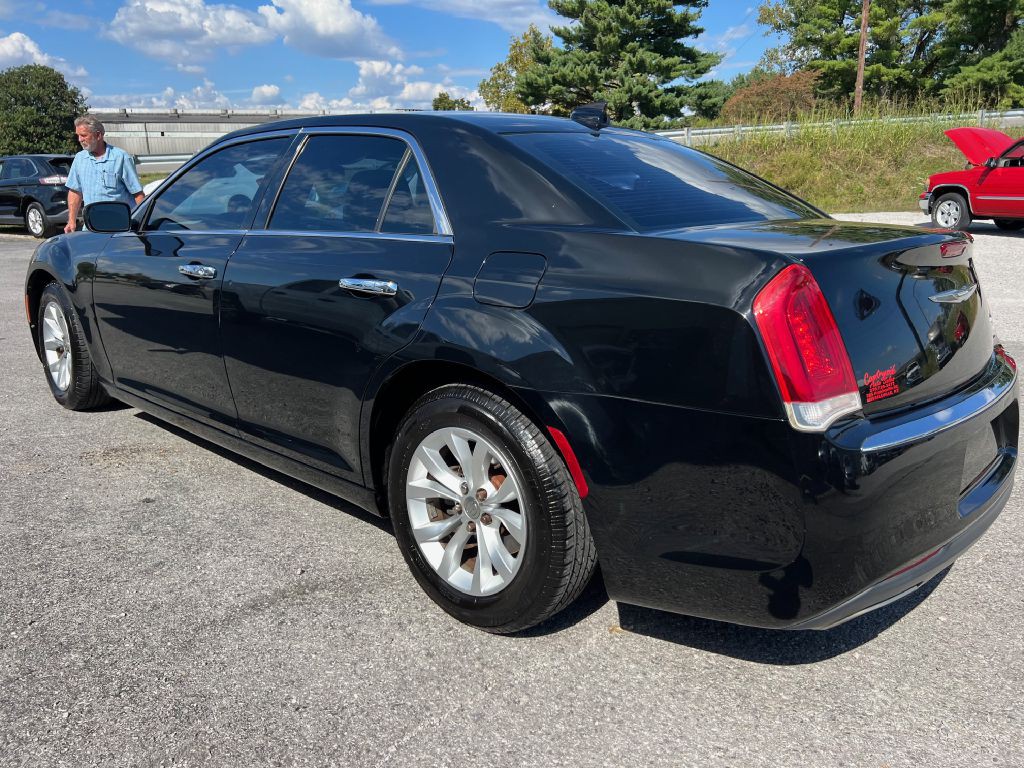 2015 Chrysler 300 Image 4