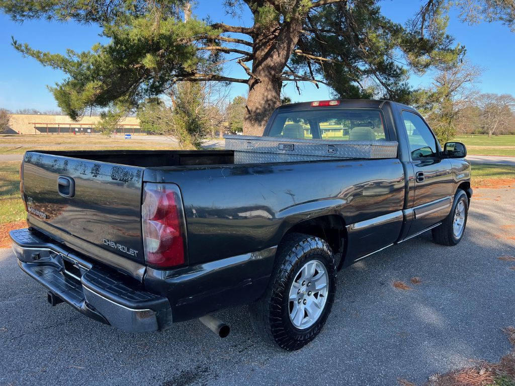 2004 Chevrolet Silverado 1500 Image 3