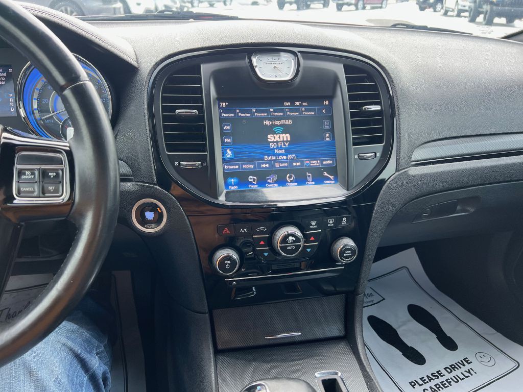 2013 Chrysler 300 Image 8