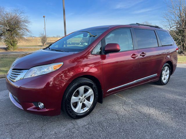 2012 Toyota Sienna Image 1