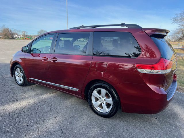 2012 Toyota Sienna Image 4