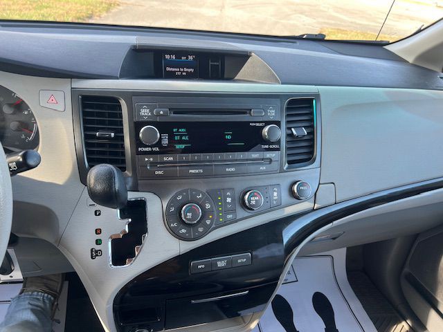 2012 Toyota Sienna Image 6