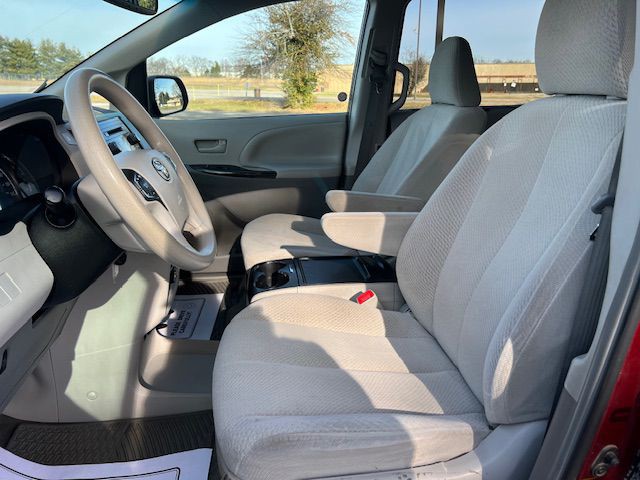 2012 Toyota Sienna Image 8