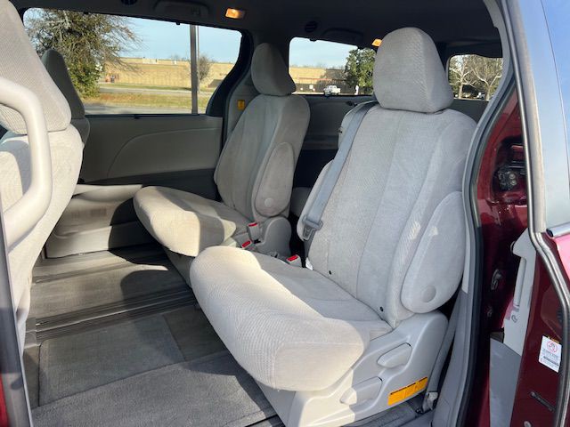 2012 Toyota Sienna Image 9