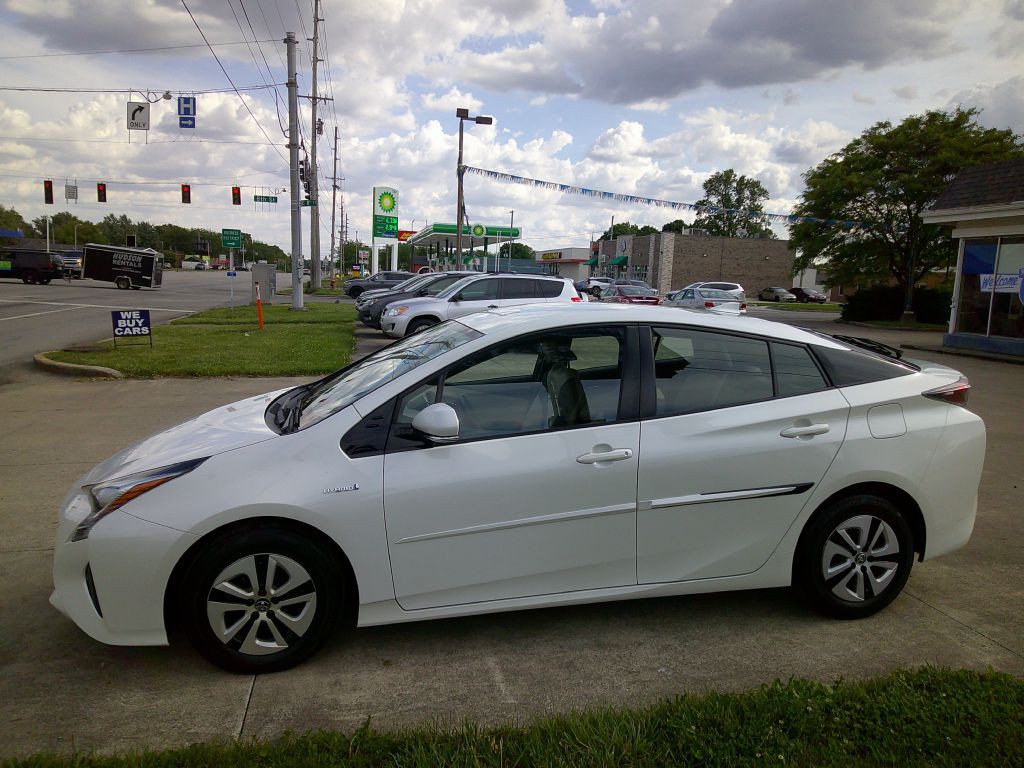2017 Toyota Prius Image 2