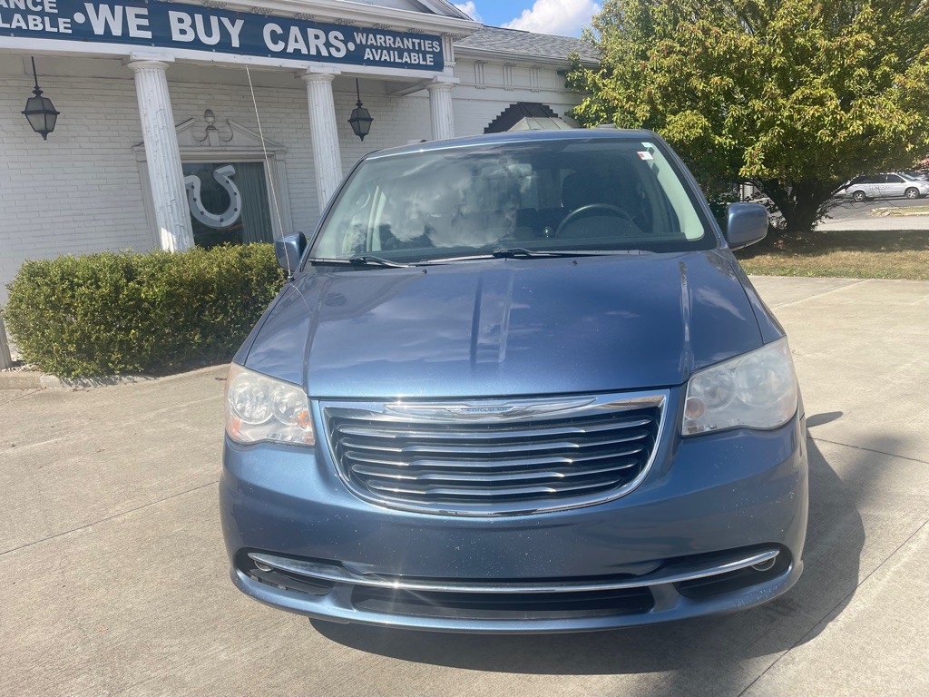 2011 Chrysler Town & Country Image 3
