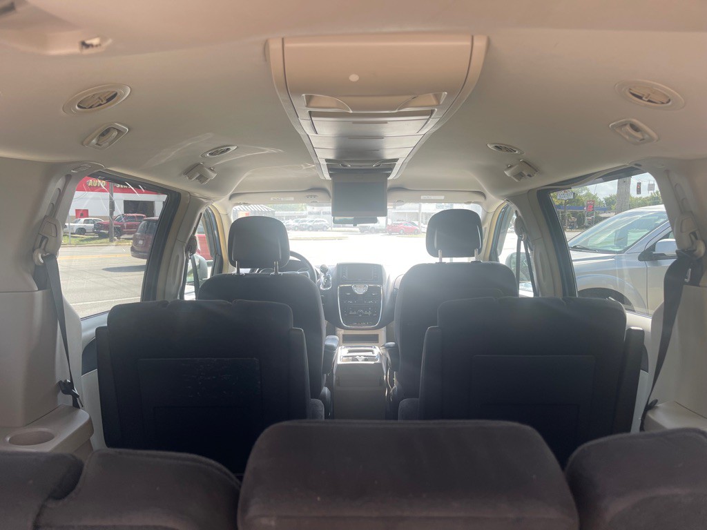2011 Chrysler Town & Country Image 10