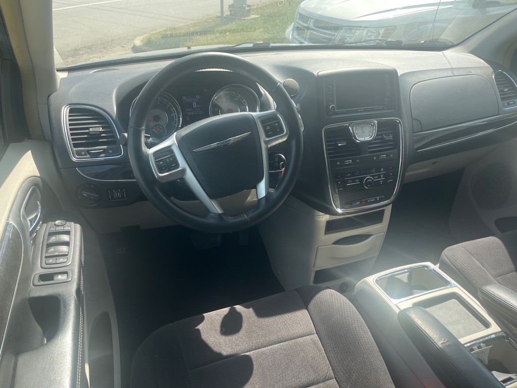 2011 Chrysler Town & Country Image 13