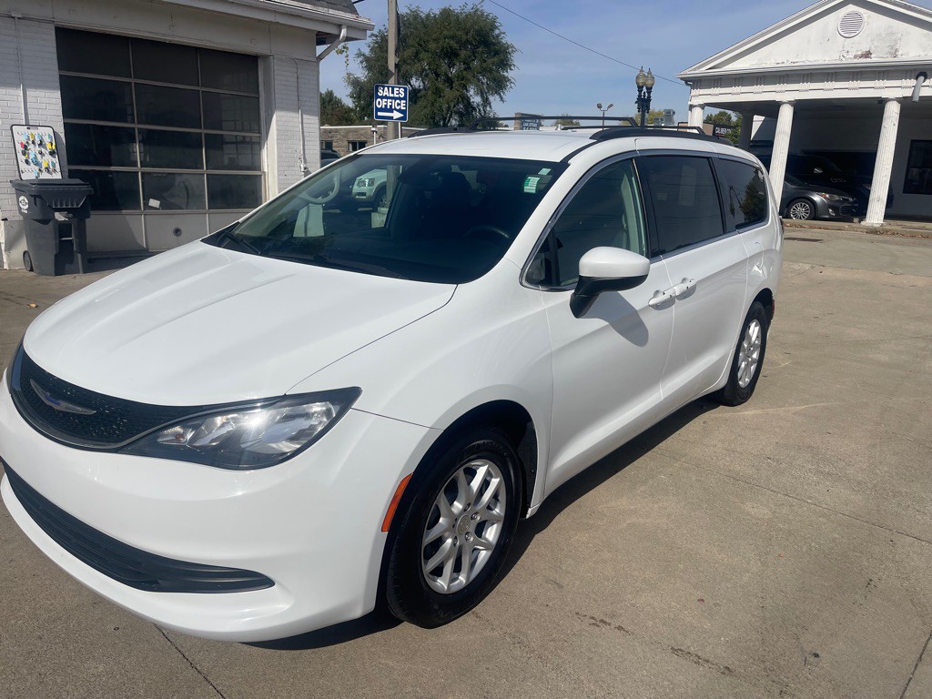 2020 Chrysler Voyager Image 3
