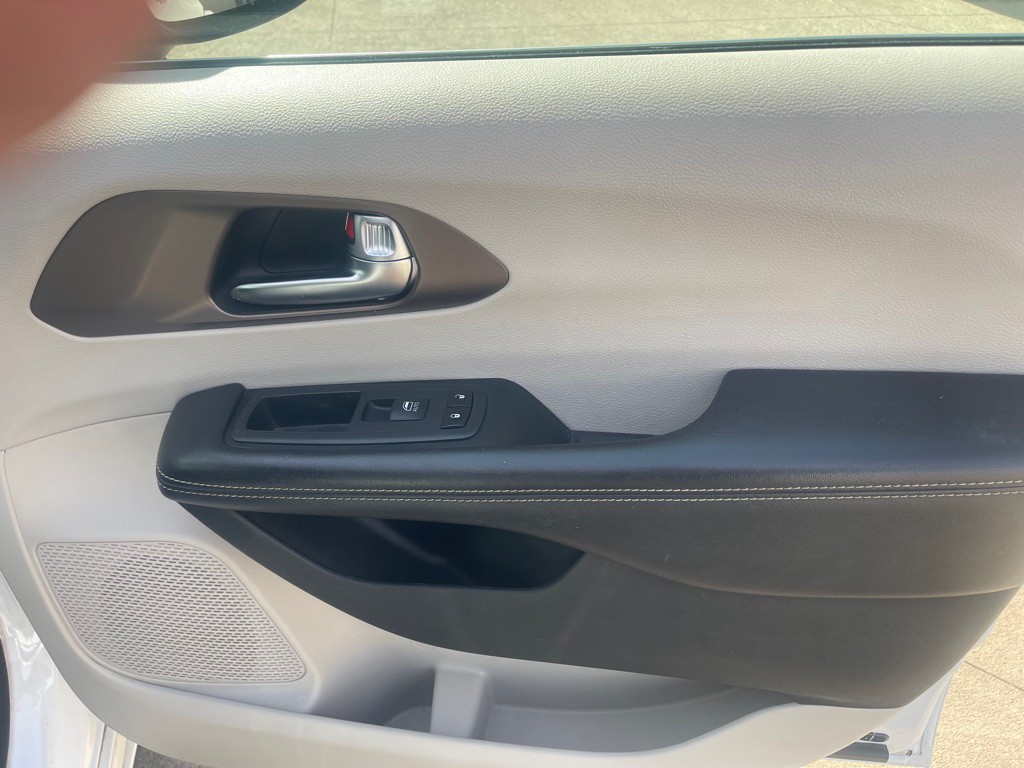 2020 Chrysler Voyager Image 10