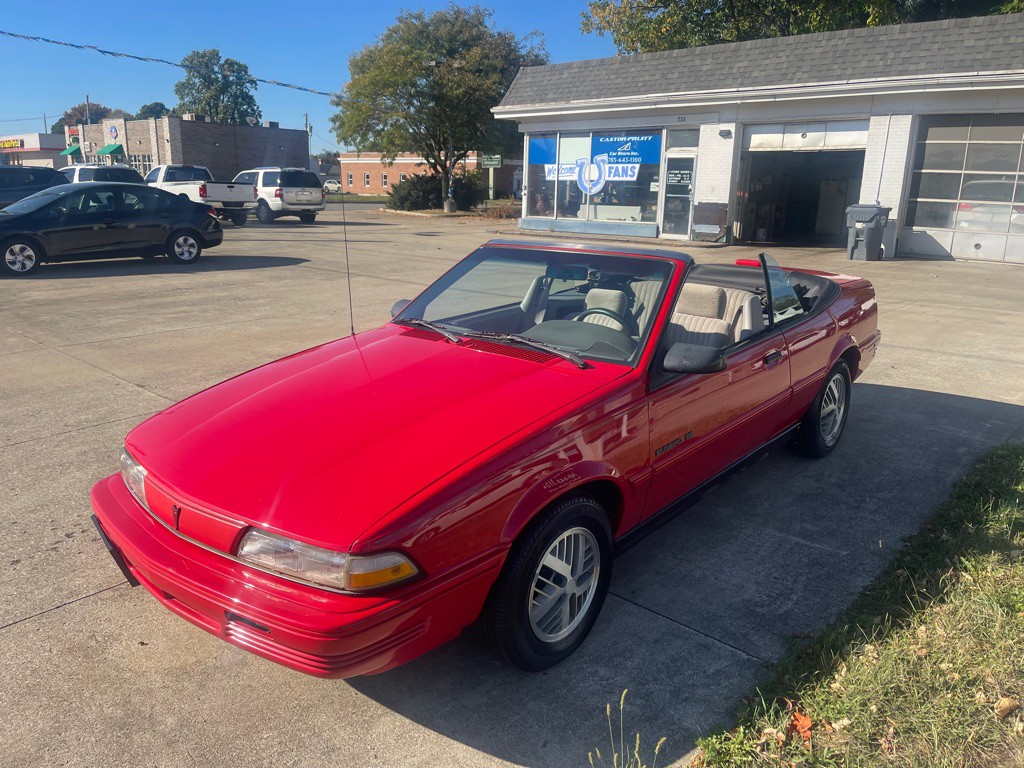 1993 Pontiac Sunbird Image 4