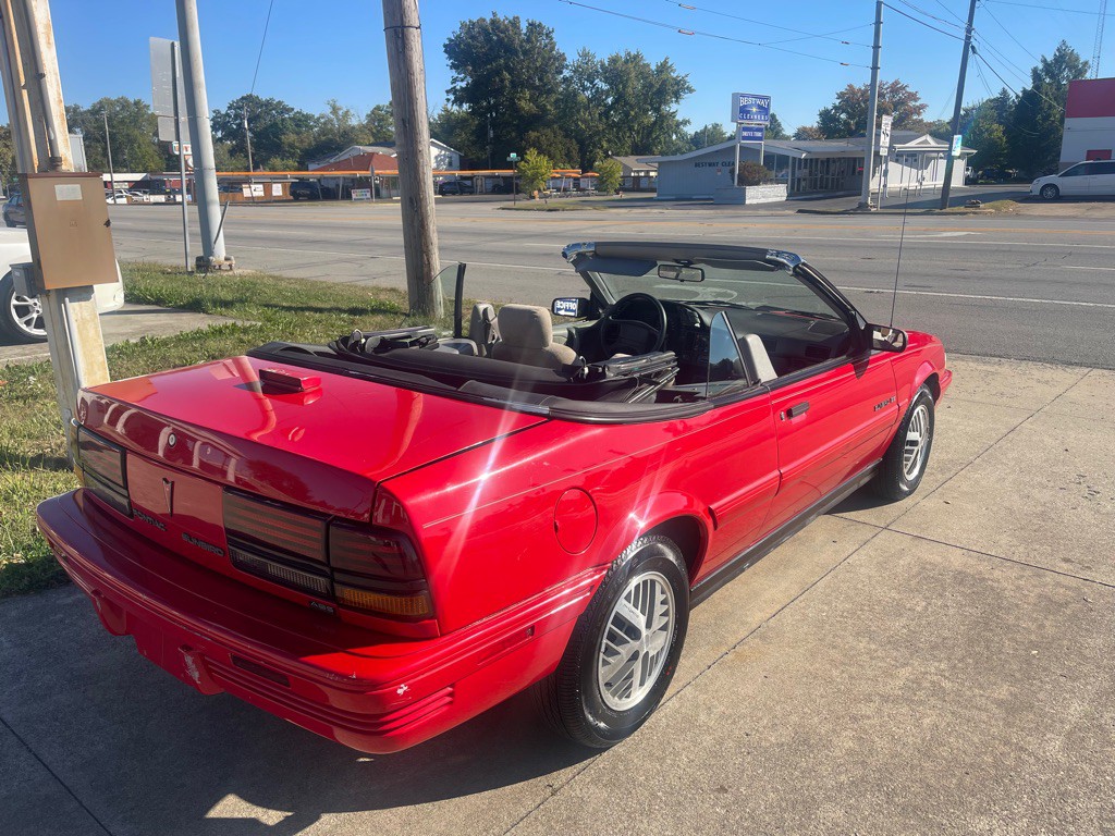 1993 Pontiac Sunbird Image 8