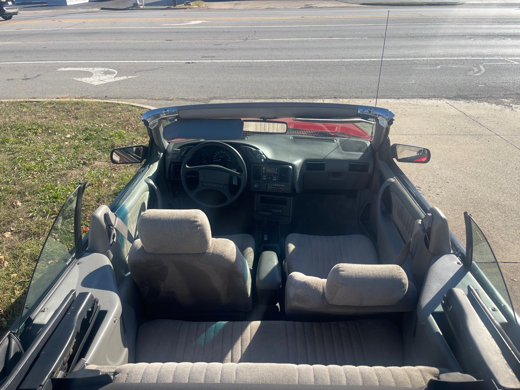 1993 Pontiac Sunbird Image 9