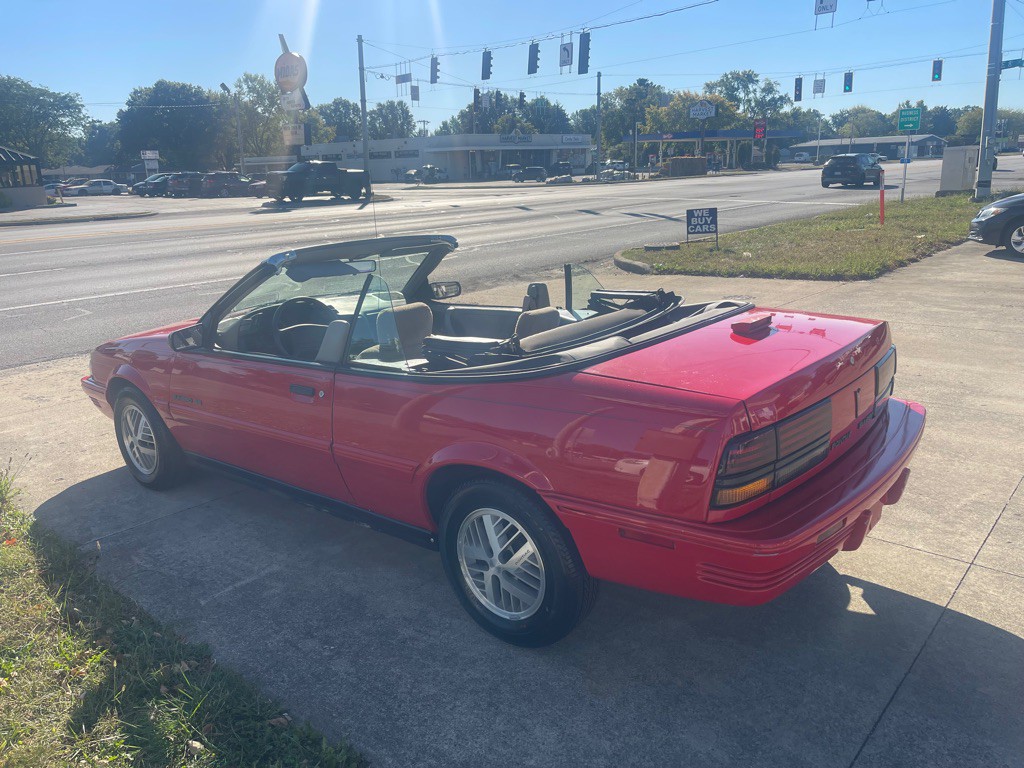 1993 Pontiac Sunbird Image 7