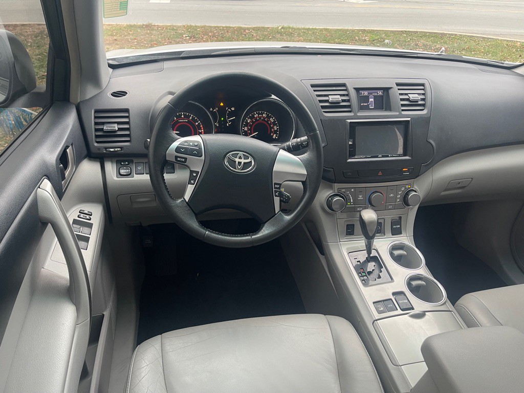 2011 Toyota Highlander Image 16