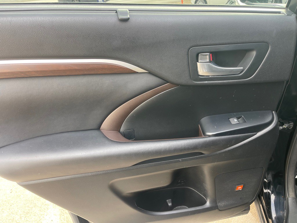 2016 Toyota Highlander Image 17