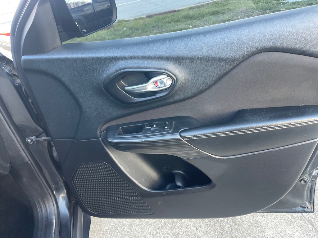 2016 Jeep Cherokee Image 10